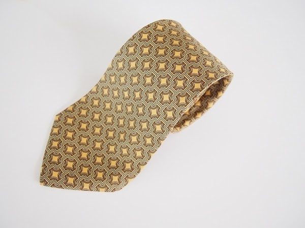 ビタミンカラーのイエローで気分を上げるネクタイ!エルメス