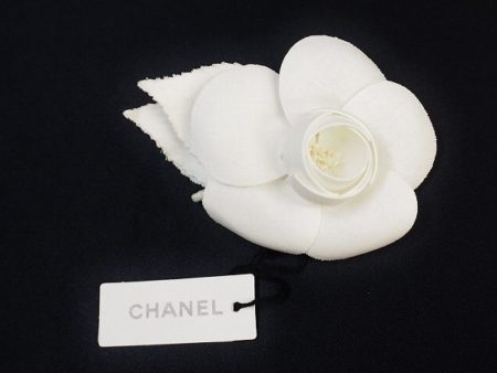 シンプルな洋服にもほどよい存在感！シャネルカメリアブローチを買取しました