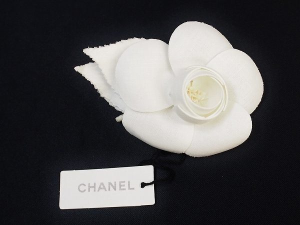 シンプルな洋服にもほどよい存在感!シャネルカメリアブローチを買取しました