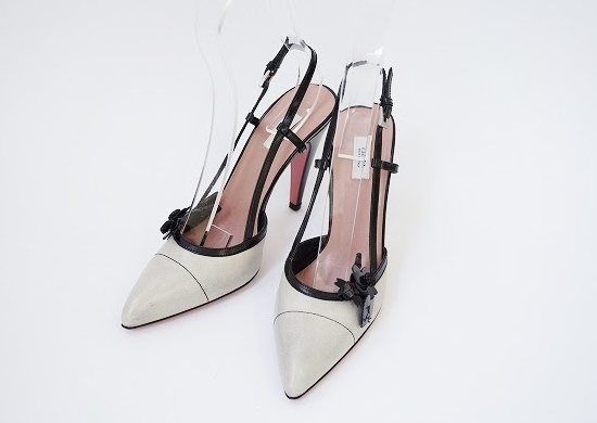 プラダのホワイトレザーサンダルを買取させて頂きました。