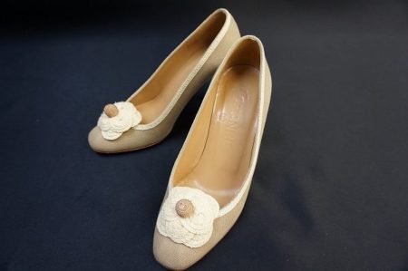 柔らかいベージュが優しい印象にしてくれる！シャネルパンプスを買取しました