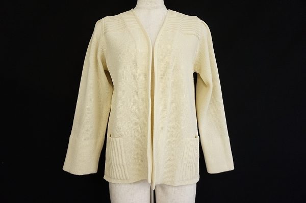 優しいアイボリーが柔らかな印象にしてくれる！斉藤都世子カーディガンを買取しました