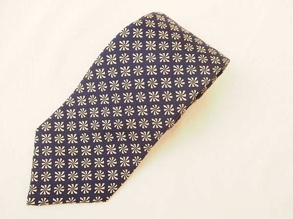 スマートさと柄のバランスが絶妙！ダンヒルのネクタイを買取しました