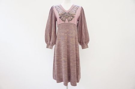 蝶のモチーフが煌びやかな印象に！斉藤都世子ワンピースを買取しました