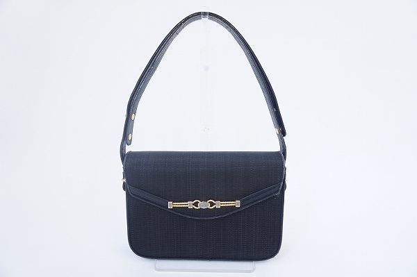 使い勝手抜群!シンプルで上品なコンテスショルダーバッグを買取しました