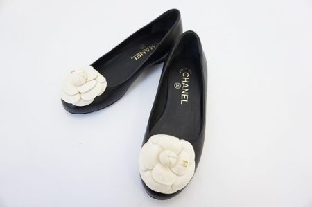 黒×白が華やか！シャネルフラットシューズを買取しました