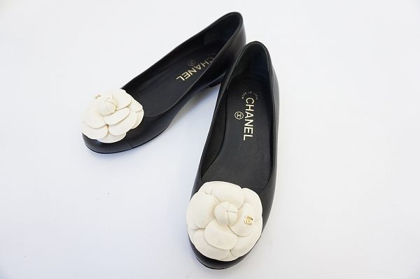 黒×白が華やか！シャネルフラットシューズを買取しました