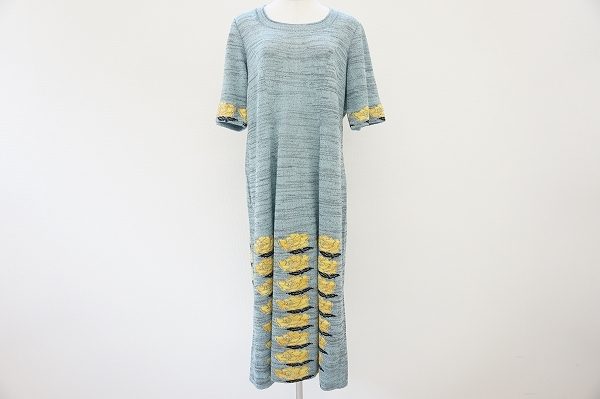 控え目なブルーとイエローのバラが好印象！斉藤都世子ワンピースを買取しました