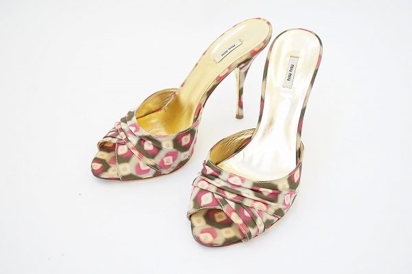 上品な柄がアクセントに!ミュウミュウサンダルを買取しました
