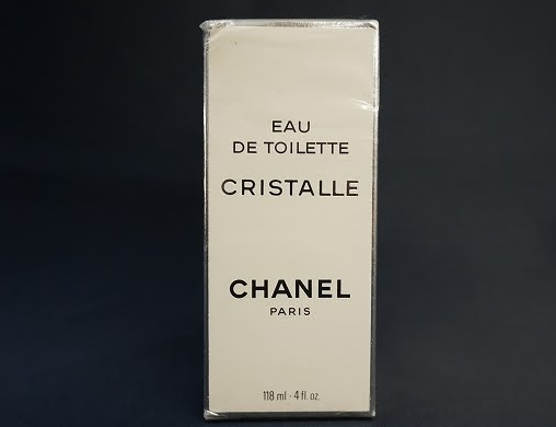 シャネルの人気な香水クリスタルを未開封で買取させて頂きました。