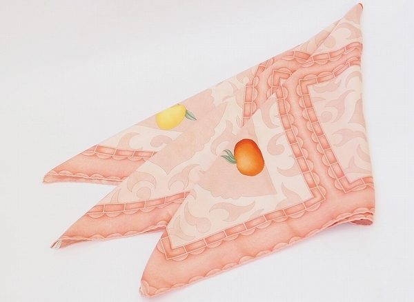 優しい印象にしてくれる!ブルガリスカーフを買取しました