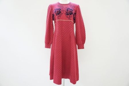 ドットとお花がかわいらしさを演出！斉藤都世子ワンピース