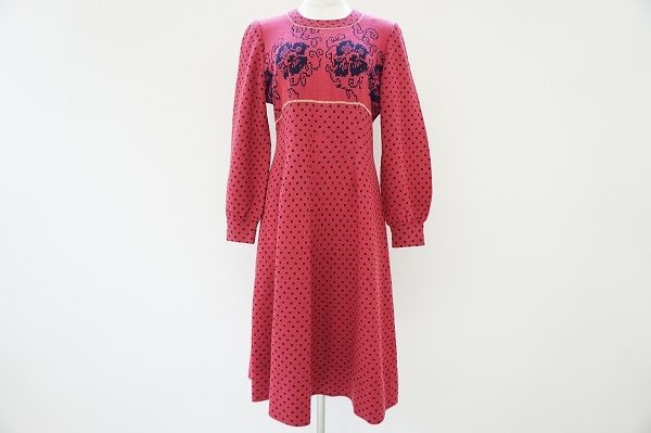 ドットとお花がかわいらしさを演出!斉藤都世子ワンピース