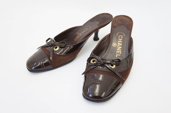 優しくも落ち着いた印象が叶う！シャネルミュールを買取しました