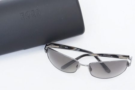 フレームもレンズもスマートさが光る！ヒューゴ・ボスサングラスを買取しました