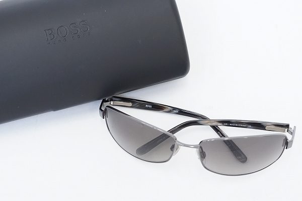 フレームもレンズもスマートさが光る！ヒューゴ・ボスサングラスを買取しました