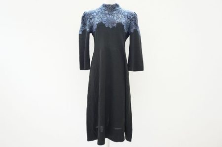 首元のアクセントで上品さが際立つ！斉藤都世子ワンピースを買取しました