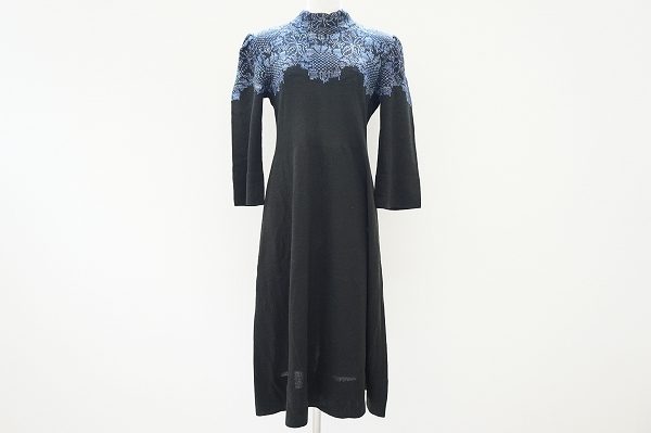 首元のアクセントで上品さが際立つ!斉藤都世子ワンピースを買取しました