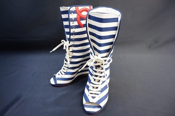 足元がおしゃれだと気分も華やぐ！シャネルボーダーブーツを買取しました