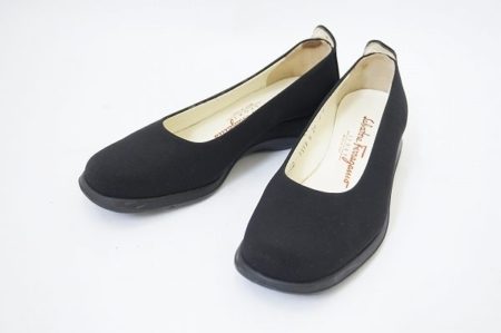 足元から綺麗を演出できる！フェラガモパンプス