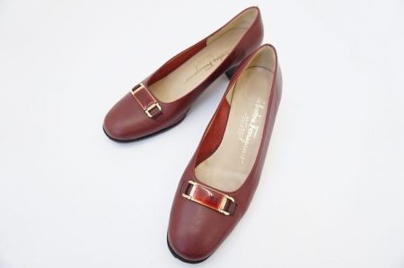 シックな赤がエレガントな印象に！サルバトーレ・フェラガモパンプスを買取しました