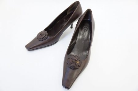 落ち着いたこげ茶で好印象に！シャネルのパンプスを買取しました