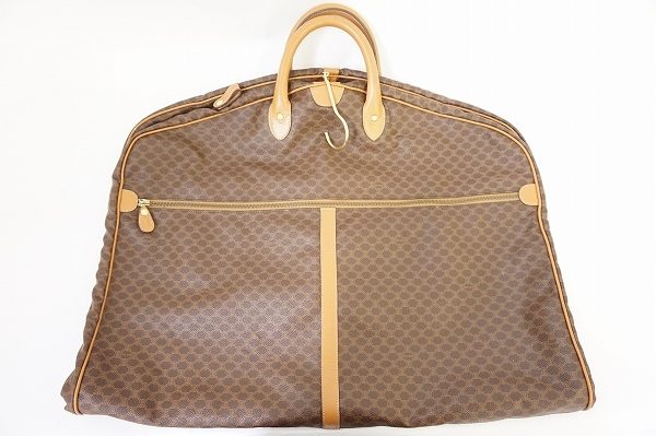 出張に行くときもおしゃれを楽しみたいなら!セリーヌマカダム柄ガーメントケース