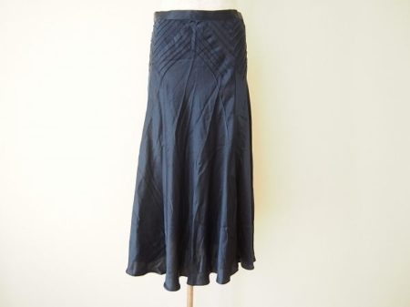 上品な光沢が楽しめるダナキャランのロングスカートを買い取りました