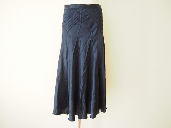 上品な光沢が楽しめるダナキャランのロングスカートを買い取りました