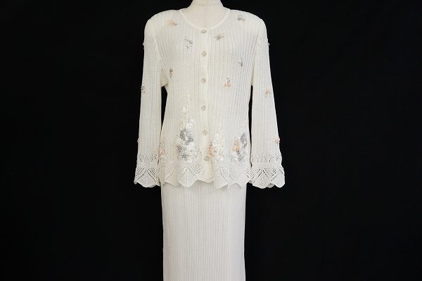 やさしい雰囲気のアトリエサガンのニットスーツを買い取りました