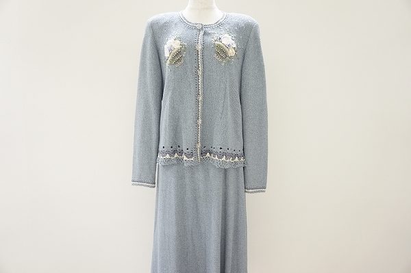 パステルブルーが新鮮!アトリエサガンのレディーススーツを買い取りました