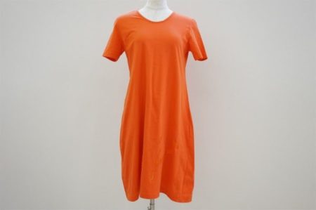 コーデの差し色にオレンジワンピ！フェンディ