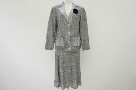 シックなコサージュ付きのデザイン！アトリエサガンのスカートスーツをお売りいただきました