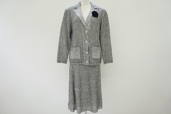 シックなコサージュ付きのデザイン!アトリエサガンのスカートスーツをお売りいただきました