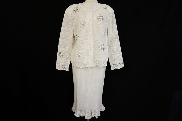 お花モチーフ入りのアトリエサガンのレディーススーツをお売りいただきました