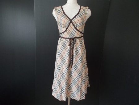 女性特有の線を綺麗に見せてくれる！バーバリーブルーレーベルのワンピースを買取しました