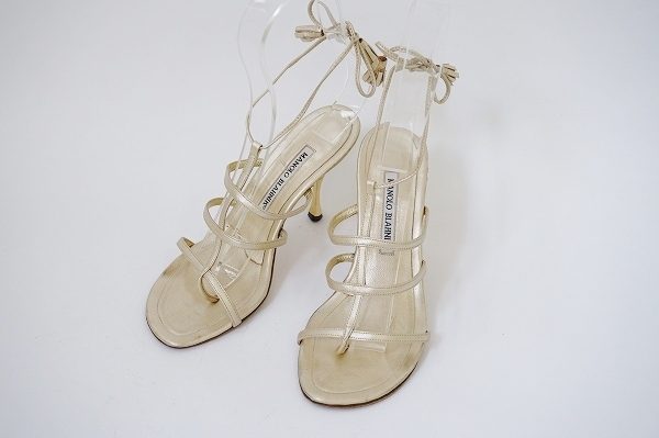 涼し気な足元を演出！マノロ・ブラニクのサンダルを買取しました