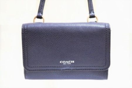 最低限の荷物でおしゃれに出かけたい方！コーチショルダー付きウォレットを買取しました