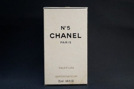 香水の代名詞シャネルのNO.5を未開封で買取させて頂きました。