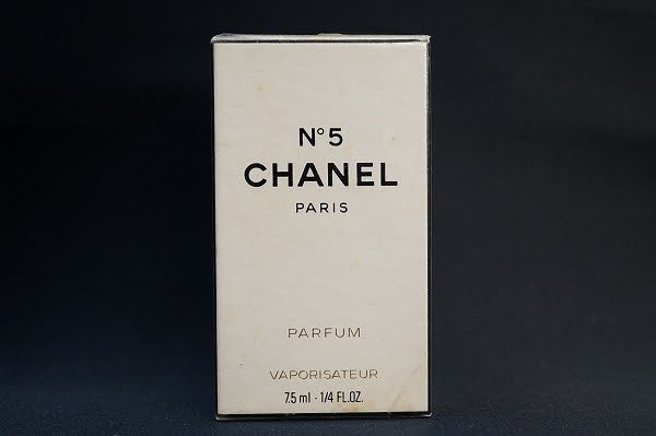 香水の代名詞シャネルのNO.5を未開封で買取させて頂きました。