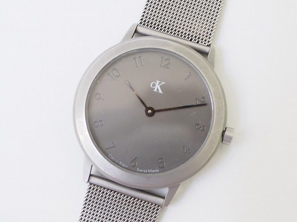 カルバン・クラインのシルバー腕時計を買取させて頂きました。