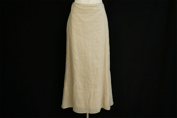 使いやすさ抜群のベージュスカート！セオリースカートを買取しました