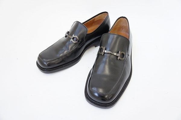 スマートなデザインが際立つ！フェラガモローファーを買取しました