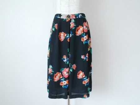 ブラック×花柄が落ち着いた女性を演出！ローラアシュレイスカートを買取しました