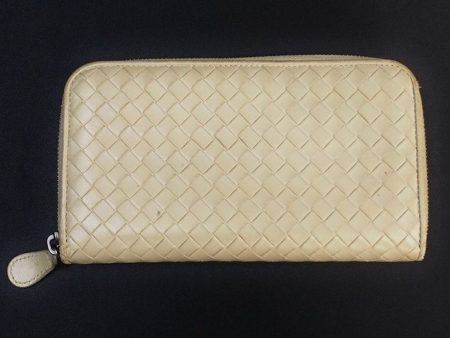 浄化を表す白で運気をリセットできる！ボッテガ・ヴェネタ財布を買取しました