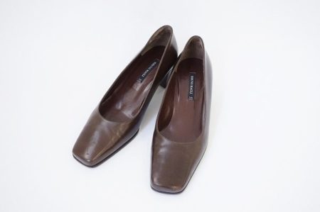 優しいこげ茶で品のある足元に！ブルーノマリのパンプスを買取しました