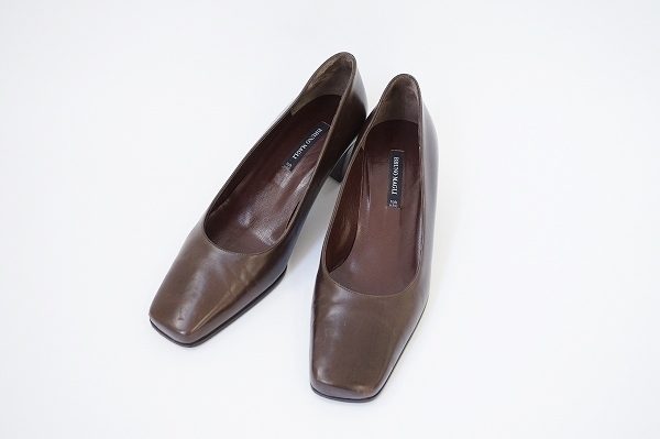 優しいこげ茶で品のある足元に！ブルーノマリのパンプスを買取しました