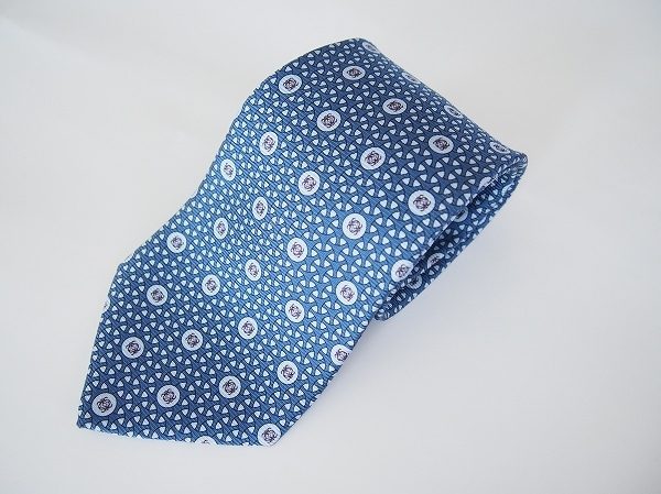 目を惹くブルーがクールな印象に！ロエベネクタイを買取しました