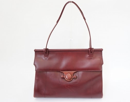 エレガントな深紅のショルダーバッグ！フェラガモ