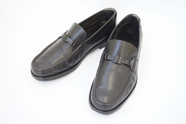 ツヤ感が煌びやかな印象に仕上げる！フェラガモローファー